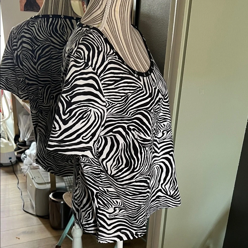 St. John Black and White Zebra Print Short Sleeve Top - Picture 4 of 8